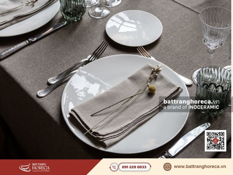 Đĩa tròn phẳng nhiều size linh hoạt phục vụ món khai vị lẫn món chính - Bát Tràng Horeca Đĩa tròn phẳng nhiều size linh hoạt phục vụ món khai vị lẫn món chính