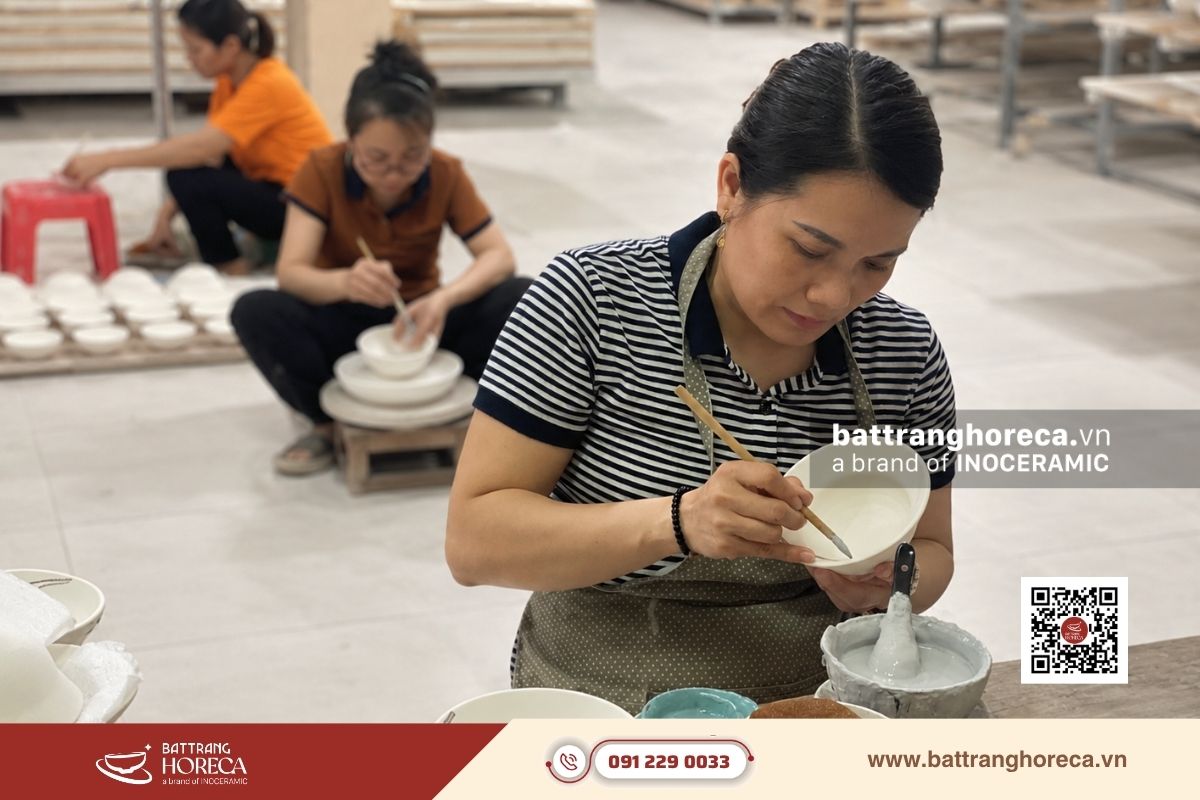 Thợ gốm tại xưởng Bát Tràng Horeca vẽ hoa văn cho bát đĩa nhà hàng Trung